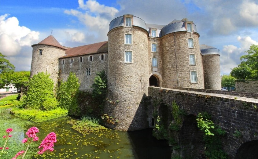 Die Stadtmauer von Montreuil-sur-Mer, ein touristischer Ort, den Sie während Ihres Aufenthalts auf dem Campingplatz Grand Marais, in der Nähe von Le Touquet, , besuchen sollten