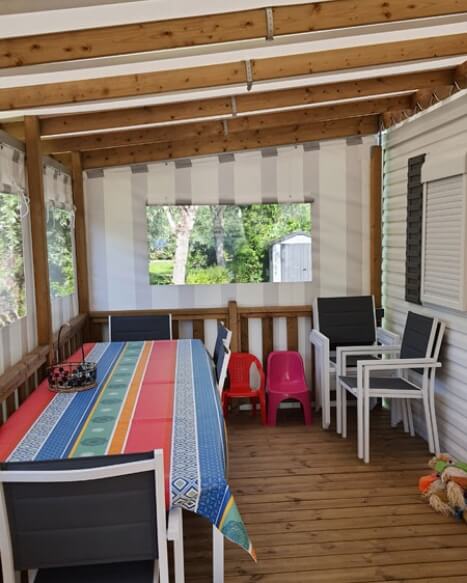 Überdachte Terrasse eines Mietmobilheims auf dem Campingplatz Grand Marais in Pas-de-Calais