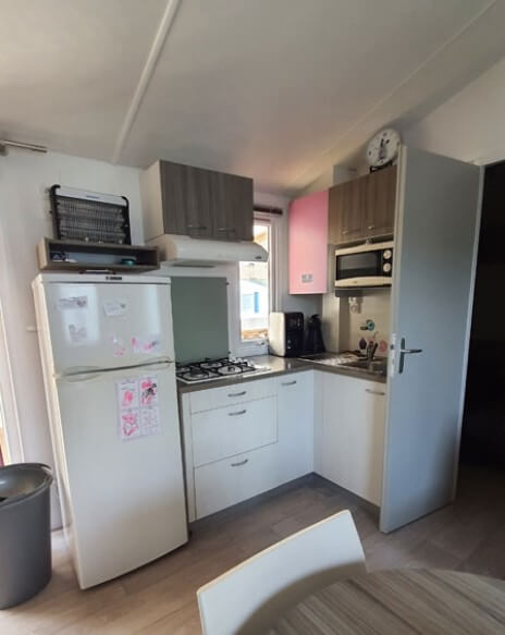 Kitchen of a mobile home for rent at Le Grand Marais campsite on the Opale Coast