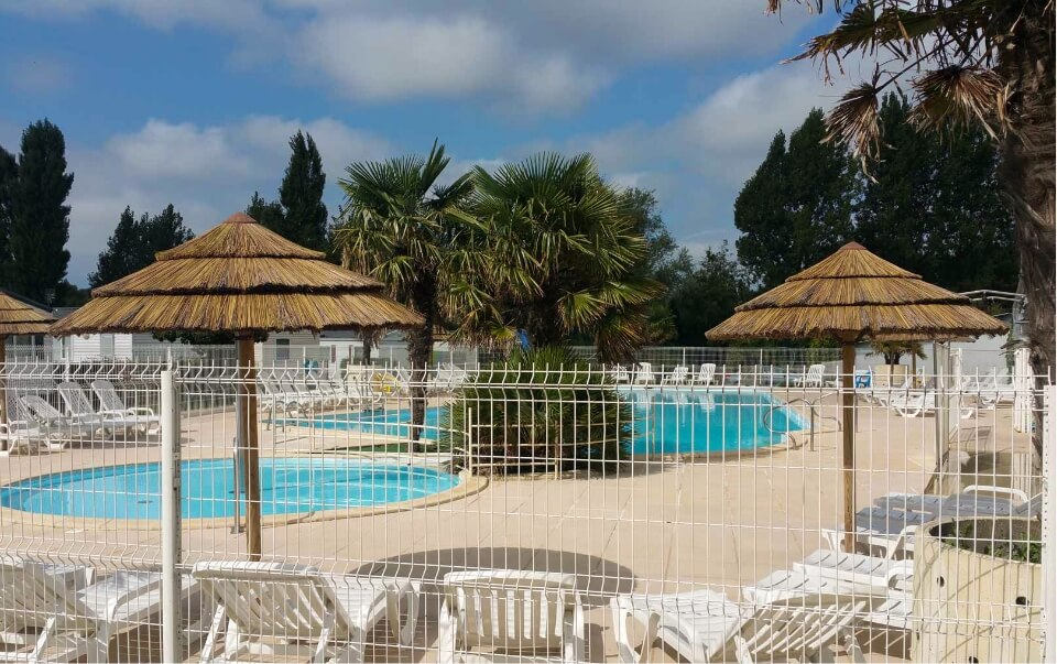 Schwimmbad auf dem Campingplatz Le Grand Marais, in der Nähe von Le Touquet, Vermietung von Stellplätzen für Wohnmobile in Hauts-de-France